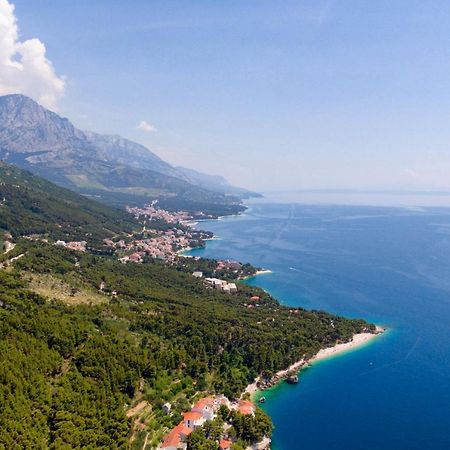 Apartments By The Sea Brela, Makarska - 16950 Екстериор снимка