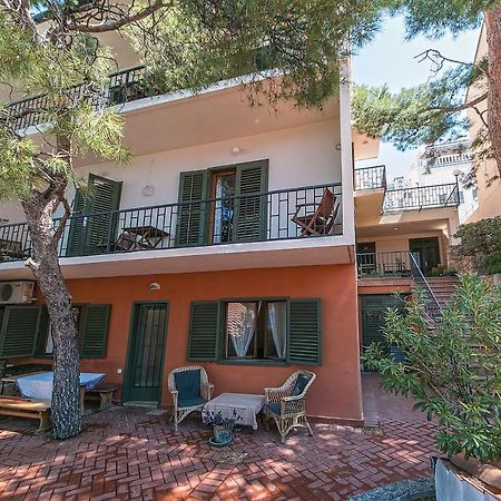 Apartments By The Sea Brela, Makarska - 16950 Екстериор снимка