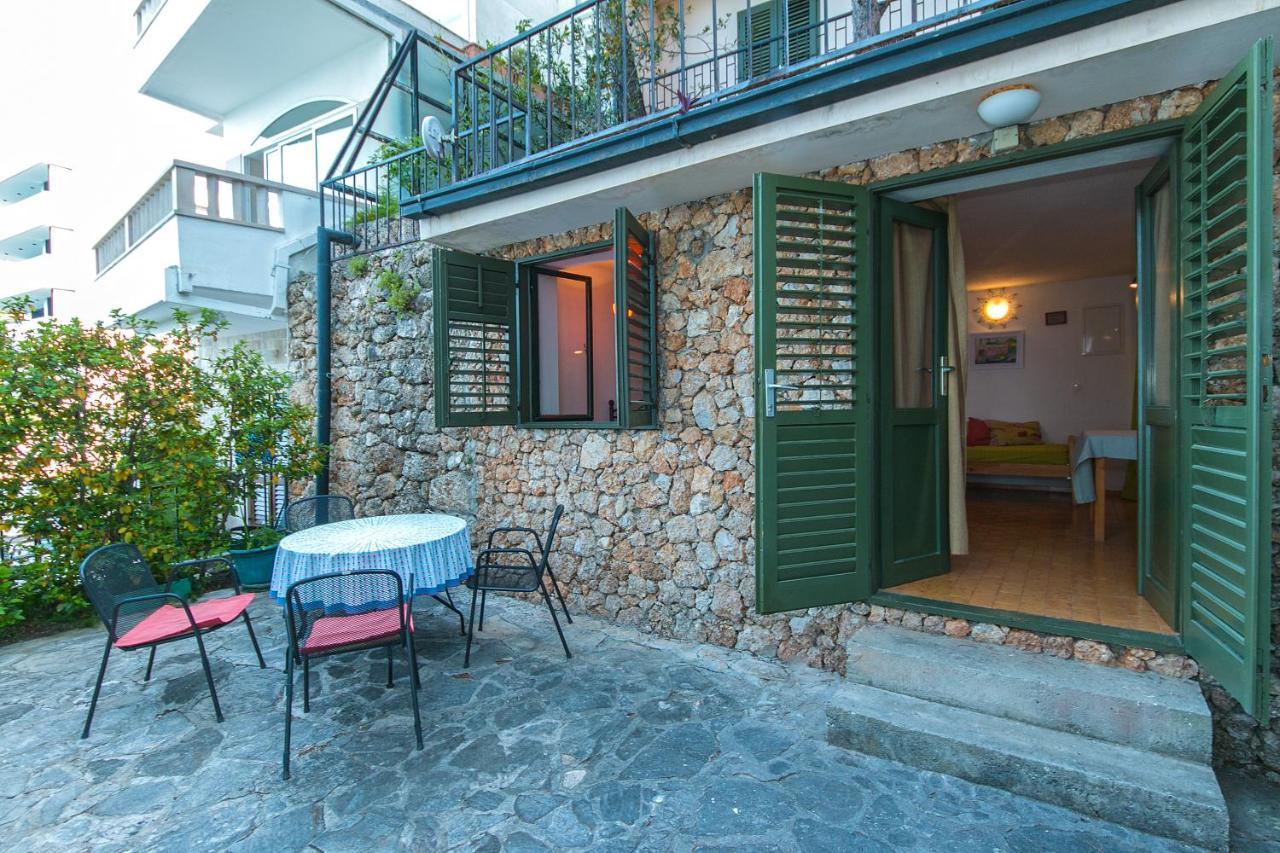 Apartments By The Sea Brela, Makarska - 16950 Екстериор снимка