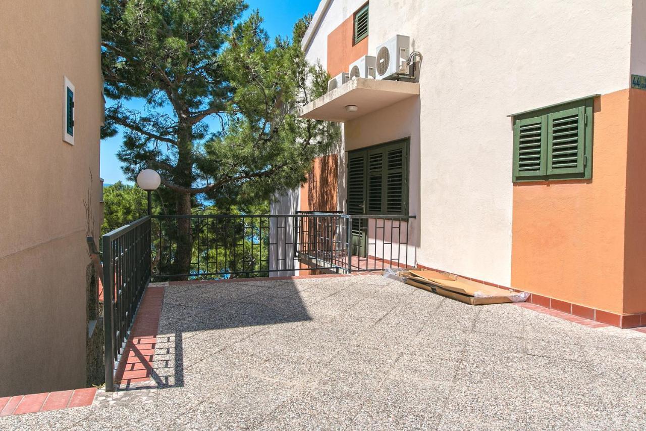 Apartments By The Sea Brela, Makarska - 16950 Екстериор снимка